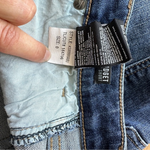 Kut from the Kloth Gidget Mid Rise Fray Denim Shorts, NWOT, Size 0 - Picture 6 of 7